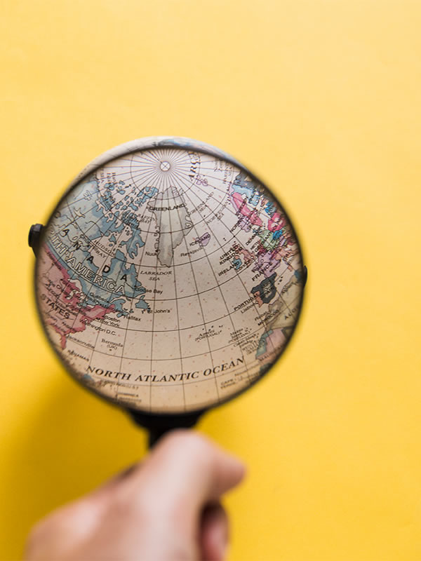 Lupa sobre imagen del mundo